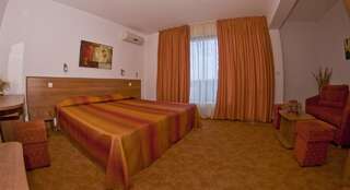 Отель Family Hotel Vega Святые Константин и Елена Двухместный номер с 2 отдельными кроватями и диваном-кроватью-2