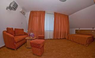 Отель Family Hotel Vega Святые Константин и Елена Двухместный номер с 2 отдельными кроватями и диваном-кроватью-6